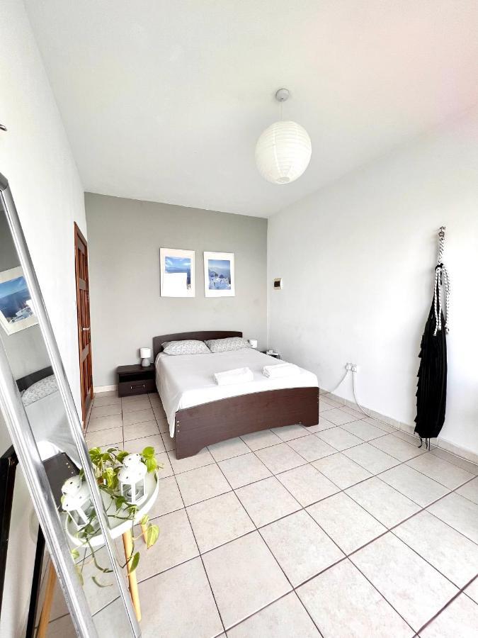 F8 1 Seaview Room, Living And Bathroom Shared , Stjulians Saint Julian's 외부 사진